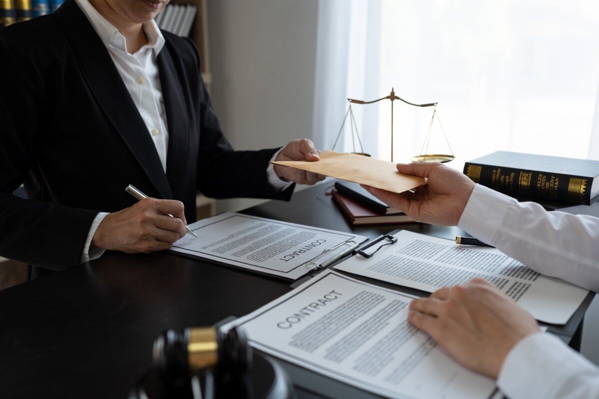 Businessman bribes officials or lawyers to commit corruption in lawsuits Unlawful acts of law enforc